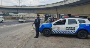 Ousada: mulher furta viatura da PM, ignora ordem de parada e acaba presa após colisão