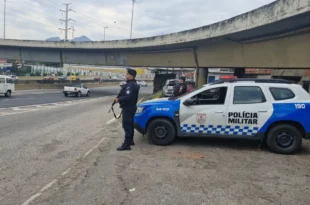 Ousada: mulher furta viatura da PM, ignora ordem de parada e acaba presa após colisão