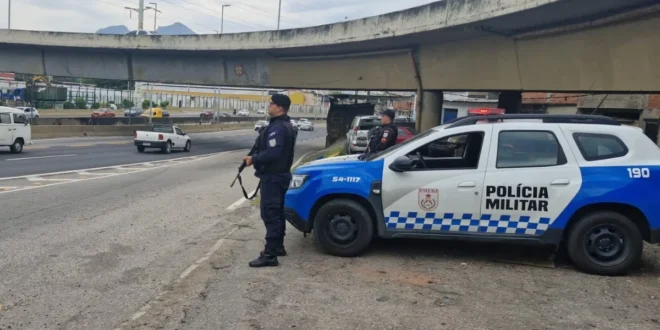 Ousada: mulher furta viatura da PM, ignora ordem de parada e acaba presa após colisão