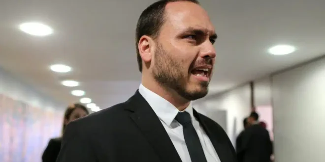 A direita fica rica com política: patrimônio de Carlos Bolsonaro cresce 40,4% em dois anos
