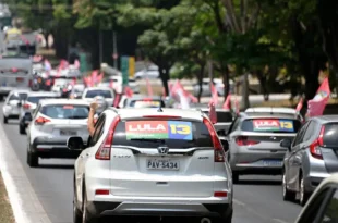 Alerta: adesivos de Flávio Bolsonaro ou Lula podem invalidar seguro de carro
