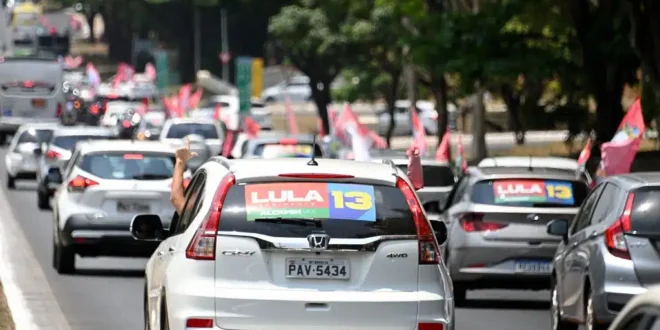 Alerta: adesivos de Flávio Bolsonaro ou Lula podem invalidar seguro de carro