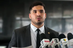 Enriquecendo com política: bolsonarista André Fernandes triplica patrimônio em dois anos