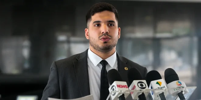 Enriquecendo com política: bolsonarista André Fernandes triplica patrimônio em dois anos