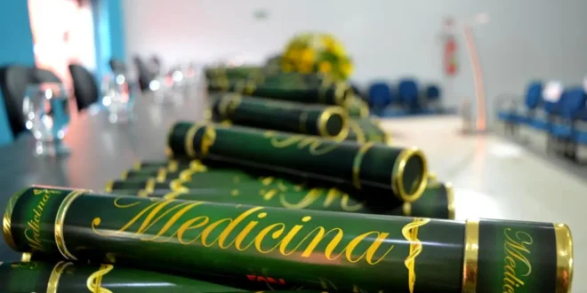 PF mira quadrilha que teria vendido diplomas falsos a 45 médicos