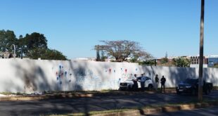 "Lucram com a morte": muro da embaixada dos EUA é pichado em Brasília
