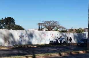 "Lucram com a morte": muro da embaixada dos EUA é pichado em Brasília