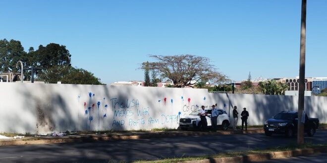 "Lucram com a morte": muro da embaixada dos EUA é pichado em Brasília