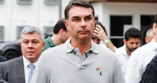 Flávio Bolsonaro não consegue registrar candidatura