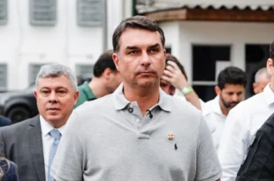 Flávio Bolsonaro não consegue registrar candidatura