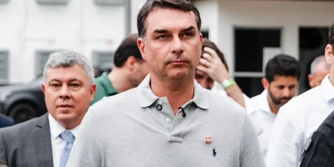 Flávio Bolsonaro não consegue registrar candidatura