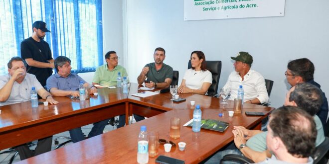Ao lado de Mailza, em reunião com setor madeireiro, Nicolau Jr ouve demandas e indica solução para impasses