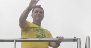 Jornalões escondem o fiasco de Flávio Bolsonaro em Copacabana