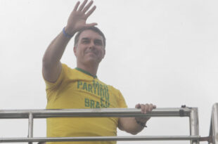 Jornalões escondem o fiasco de Flávio Bolsonaro em Copacabana