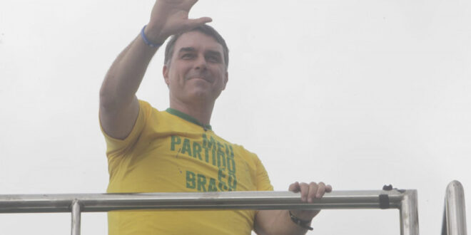 Jornalões escondem o fiasco de Flávio Bolsonaro em Copacabana