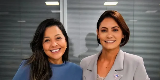 Aliada de Michelle, pivô de crise com Flávio Bolsonaro, tem salário penhorado por fake news