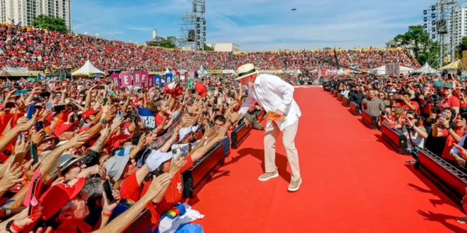 Multidão lota lançamento da campanha de Lula em São Bernardo