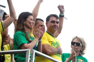 Sozinho: Jair, Michelle, Tarcísio e Malafaia faltaram ao lançamento da campanha de Flávio Bolsonaro