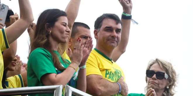 Sozinho: Jair, Michelle, Tarcísio e Malafaia faltaram ao lançamento da campanha de Flávio Bolsonaro