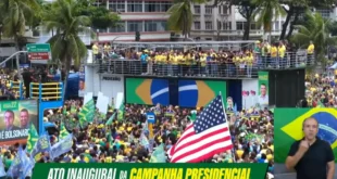 Apoiadores de Flávio Bolsonaro levam bandeira dos EUA para 1º ato de campanha do 01