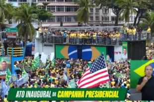 Apoiadores de Flávio Bolsonaro levam bandeira dos EUA para 1º ato de campanha do 01