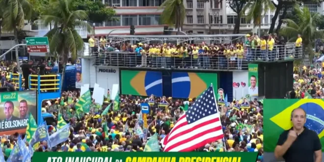 Apoiadores de Flávio Bolsonaro levam bandeira dos EUA para 1º ato de campanha do 01