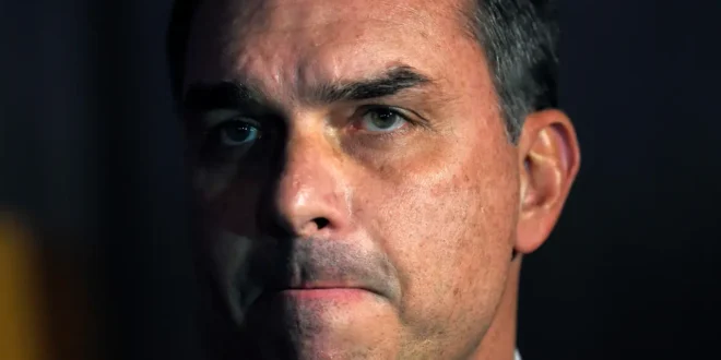 Polícia consciente: Bope vaia Flávio Bolsonaro em cerimônia no Rio. Vídeo