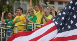 Esquerda e direita reagem à presença da bandeira dos EUA no 1º ato de campanha de Flávio Bolsonaro