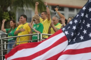 Esquerda e direita reagem à presença da bandeira dos EUA no 1º ato de campanha de Flávio Bolsonaro