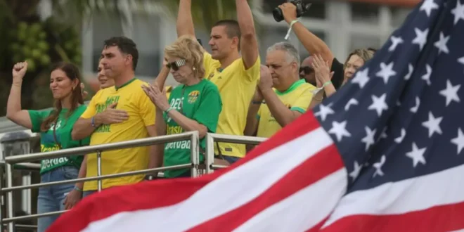 Esquerda e direita reagem à presença da bandeira dos EUA no 1º ato de campanha de Flávio Bolsonaro