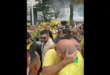 Escândalo renovado com sucesso: Queiroz, operador das "rachadinhas", abraça Flávio Bolsonaro em ato em Copacabana