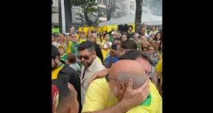 Escândalo renovado com sucesso: Queiroz, operador das "rachadinhas", abraça Flávio Bolsonaro em ato em Copacabana