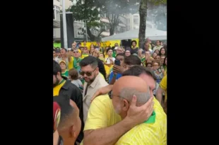 Escândalo renovado com sucesso: Queiroz, operador das "rachadinhas", abraça Flávio Bolsonaro em ato em Copacabana