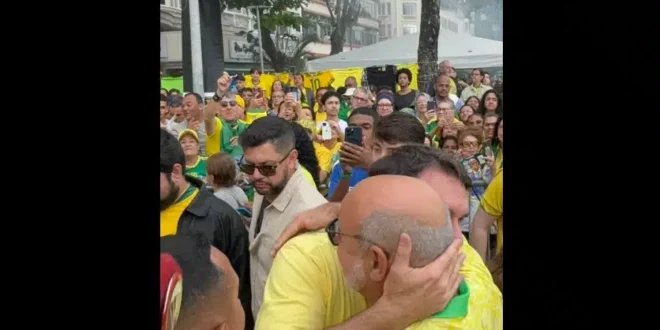 Escândalo renovado com sucesso: Queiroz, operador das "rachadinhas", abraça Flávio Bolsonaro em ato em Copacabana