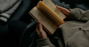 Leitura profunda em tempos de rolagem infinita: o que perdemos com o excesso de informação?