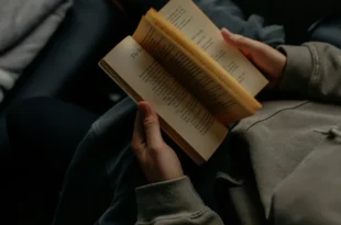 Leitura profunda em tempos de rolagem infinita: o que perdemos com o excesso de informação?