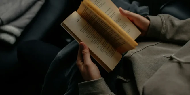 Leitura profunda em tempos de rolagem infinita: o que perdemos com o excesso de informação?
