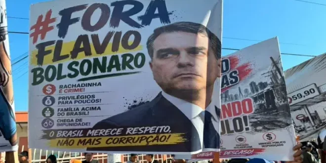 Manifestação popular: Flávio Bolsonaro é alvo de protestos em evento na Zona Leste de SP