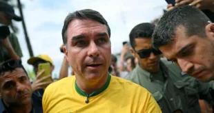 Contra os trabalhadores: Flávio Bolsonaro convoca aliados para travar PEC do fim da escala 6×1 no Senado