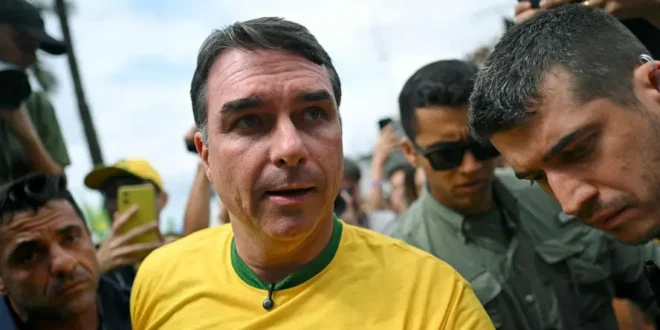 Contra os trabalhadores: Flávio Bolsonaro convoca aliados para travar PEC do fim da escala 6×1 no Senado