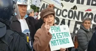 Fome, falta de remédios e aumento de mortes marcam vida de aposentados sob Milei
