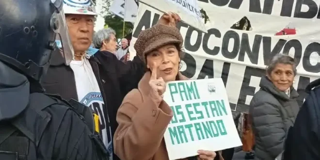 Fome, falta de remédios e aumento de mortes marcam vida de aposentados sob Milei