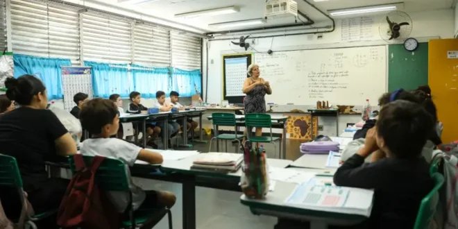 Classe em risco: como a extrema direita ataca professores para engajar eleitores