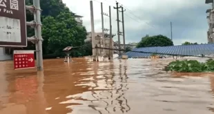 Tufão Narra provoca enchentes devastadoras e força retirada de 54 mil pessoas na China