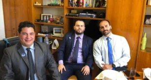 Ex-aliado diz que Eduardo Bolsonaro tinha cofre com R$ 250 mil na Câmara dos Deputados
