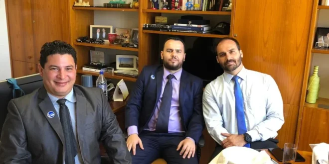 Ex-aliado diz que Eduardo Bolsonaro tinha cofre com R$ 250 mil na Câmara dos Deputados