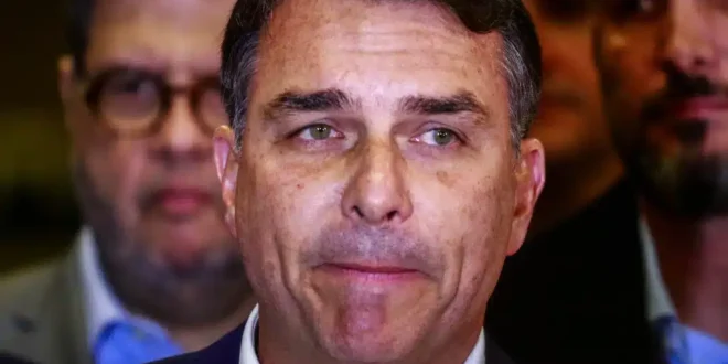 Roubo das aposentadorias: as conexões de Flávio Bolsonaro com o caso do INSS apontadas à PF