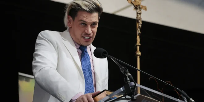 Provou do próprio veneno: influencer de extrema direita Milo Yiannopoulos é deportado dos EUA
