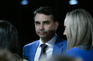 Nem Rueda quer: União Brasil anuncia neutralidade e amplia isolamento de Flávio Bolsonaro