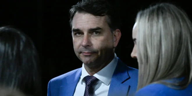 Nem Rueda quer: União Brasil anuncia neutralidade e amplia isolamento de Flávio Bolsonaro